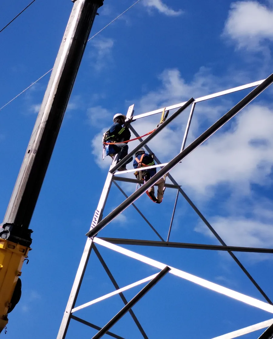 Montaje de torre de telecomunicaciones